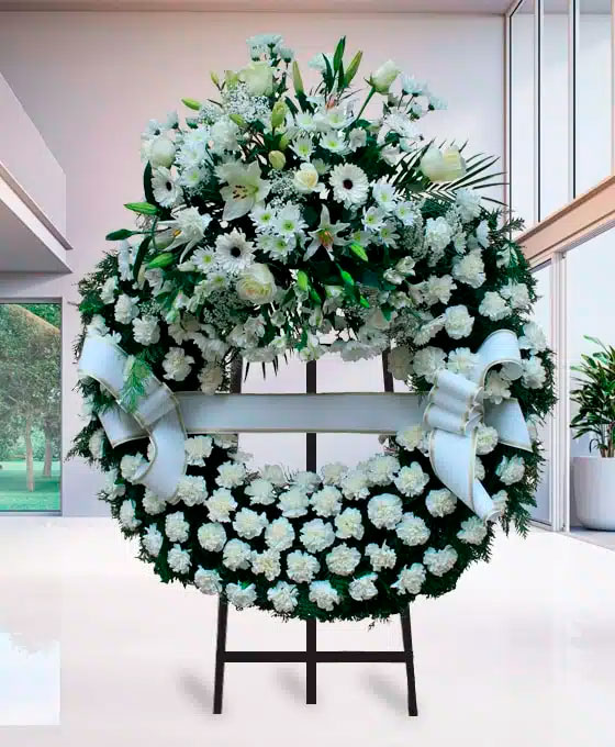 Corona Funeraria de claveles blancos para Tanatorio Cabueñes